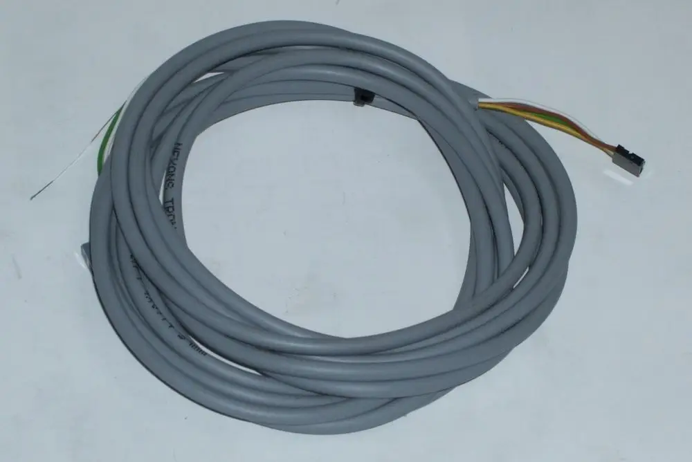 Graue Zuleitung mit mehreren Drähten und einem angespritzten Stecker, geeignet für elektronische Geräte, unter anderem von Daikin.